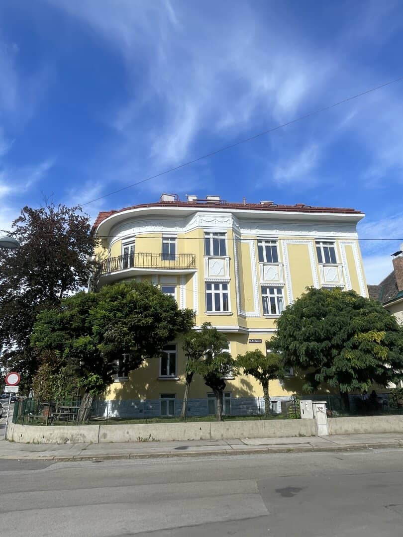 Very bright 5-room apartment in Hietzing