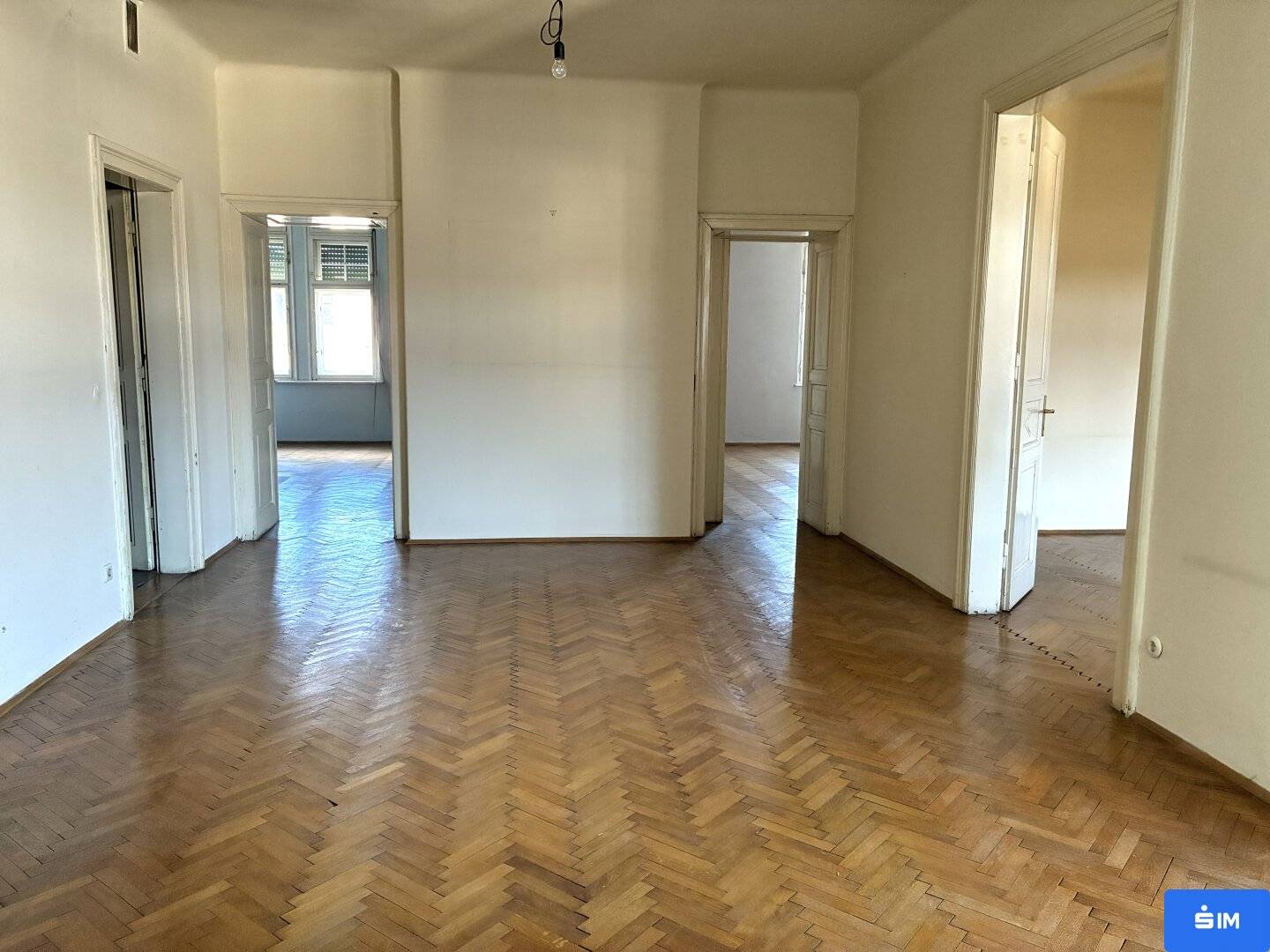 Renovation needed 6 room apartment