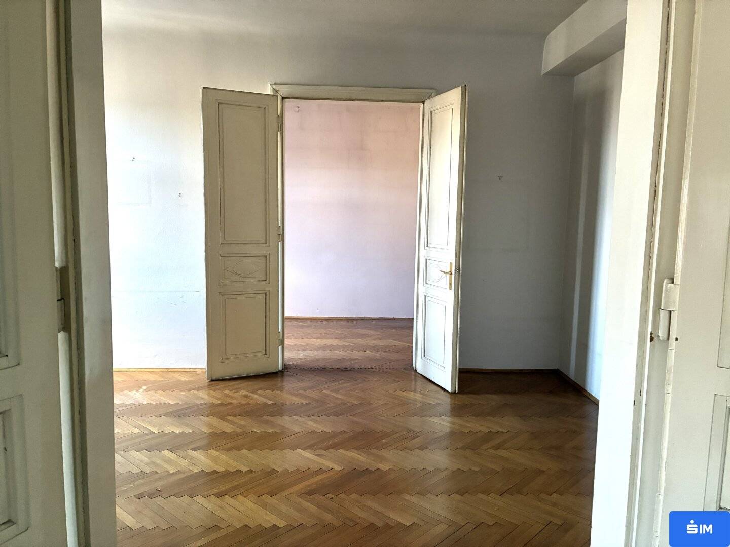 Renovation needed 6 room apartment
