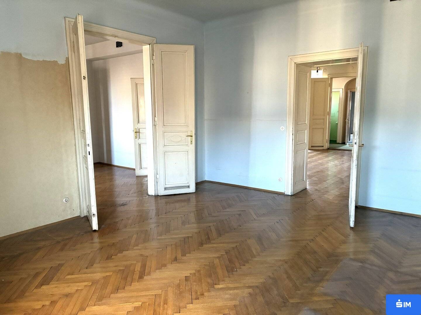 Renovation needed 6 room apartment