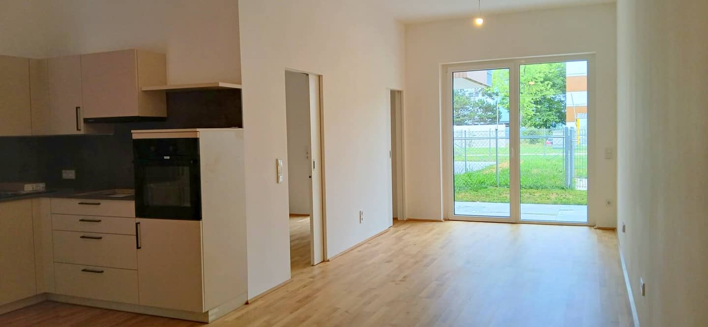 NEUBAU - ERSTBEZUG - GARTENWOHNUNG - Top 2a - Wunderschöne 2 Zimmerwohnung mit kleinem Garten, Terrasse und einem eigenen Tiefgaragenplatz
