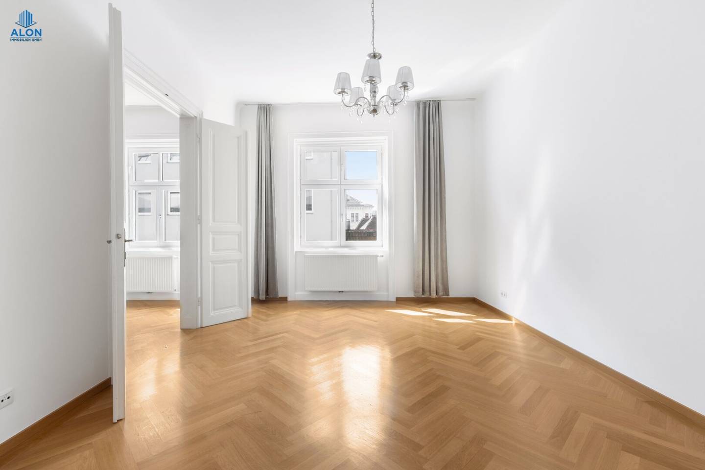 Exclusive and quiet six-room pre-war apartment with air conditioning and elevator, your exclusive dream home in the heart of Vienna's city centre