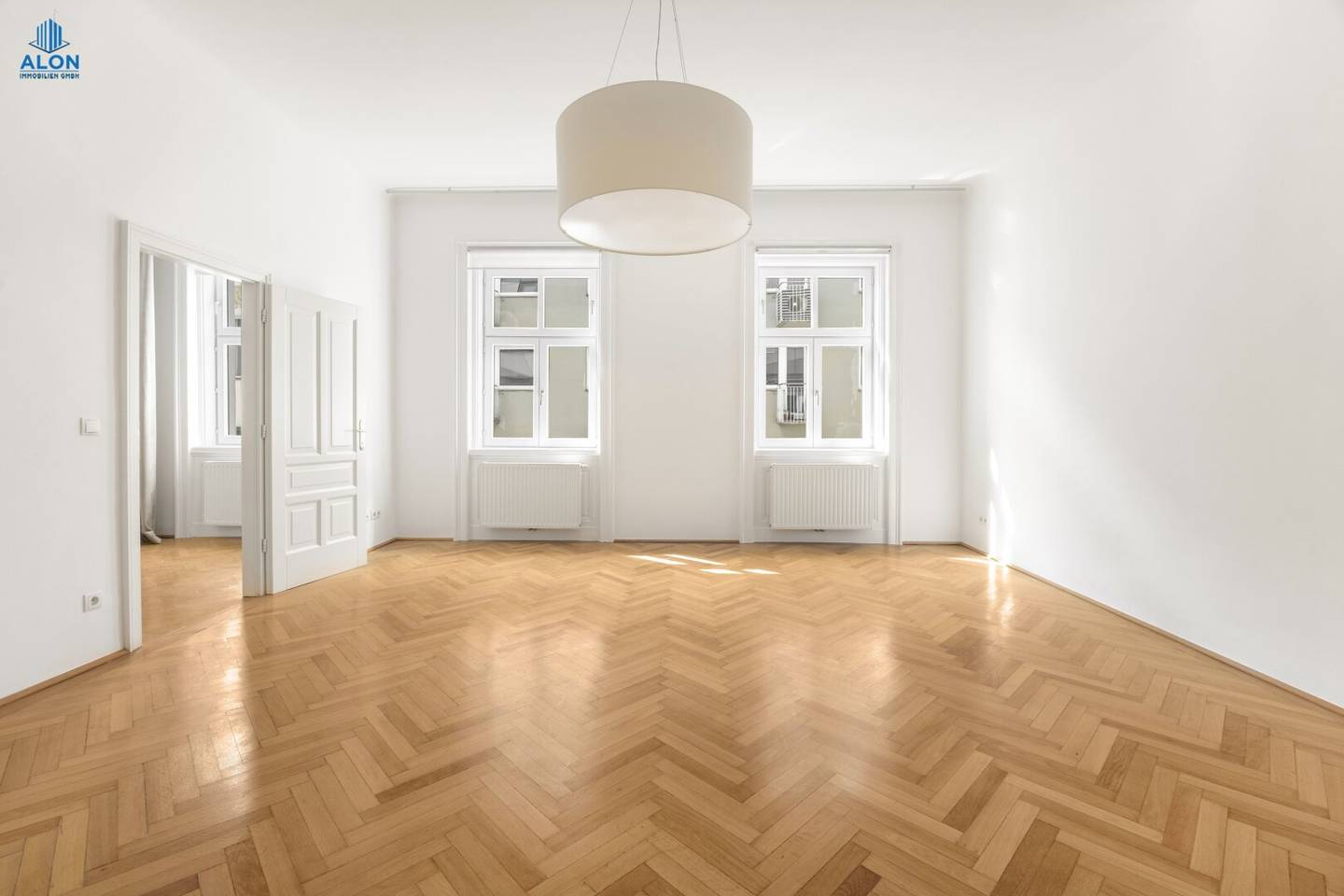 Exclusive and quiet six-room pre-war apartment with air conditioning and elevator, your exclusive dream home in the heart of Vienna's city centre