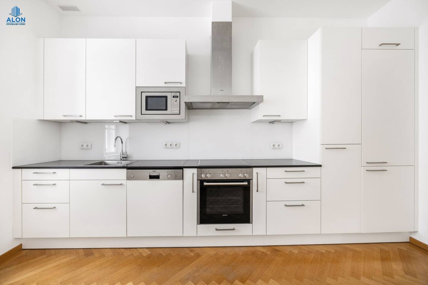 Exclusive and quiet six-room pre-war apartment with air conditioning and elevator, your exclusive dream home in the heart of Vienna's city centre