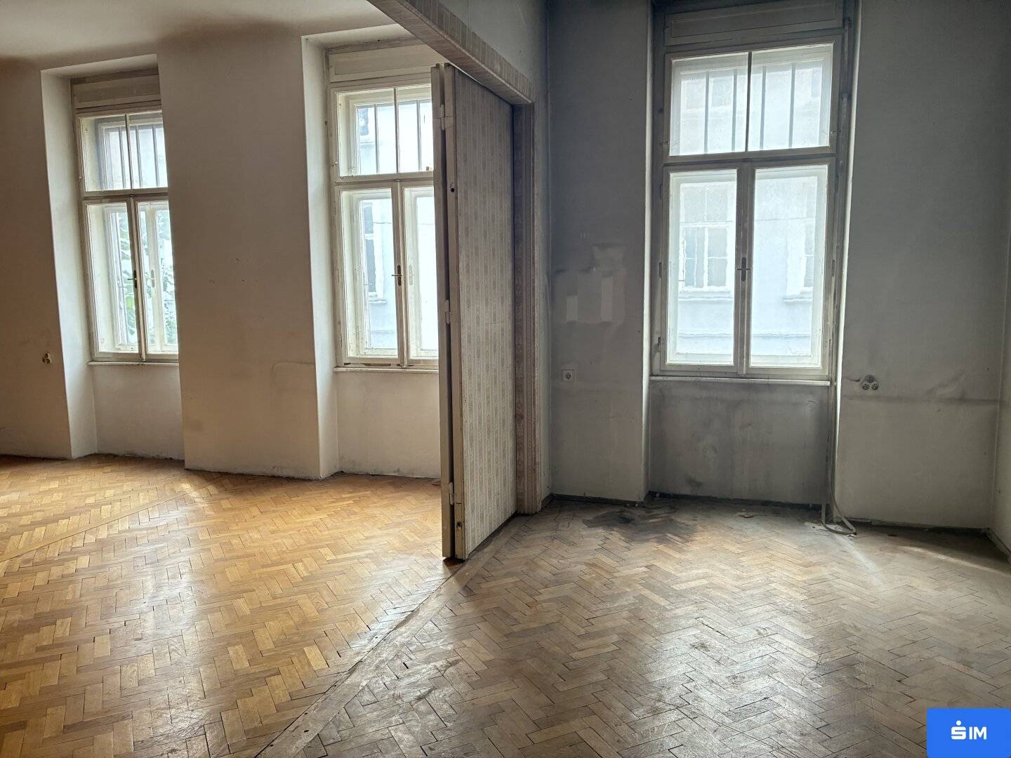 Renovation required 4 room apartment in central location in Graz,