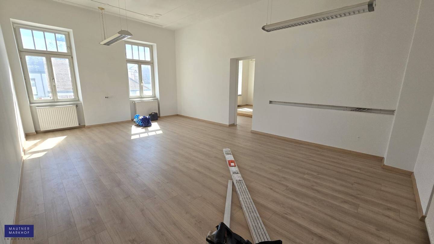 Aspern - Siegesplatz - Renovated bright office space with 800 m² storage option in the courtyard - U2? No, U2 to be kept exact? Wait: The instruction says to keep proper names, project names and place names unchanged. The original title ends with - U2. We'll keep as originally: - U2.