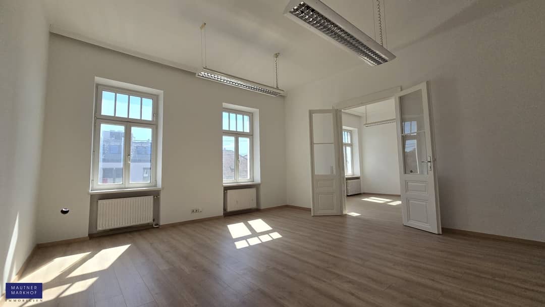 Aspern - Siegesplatz - Sanierte helle Bürofläche mit 800m² Lageroption im Hof - U2
