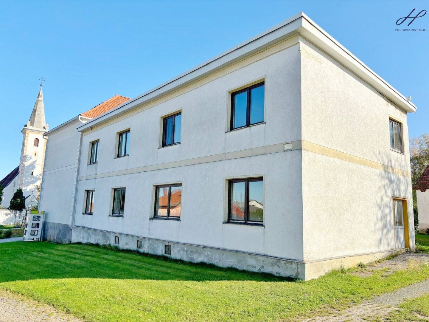 Geräumiges Einfamilienhaus mit Scheune und Keller auf großem Grundstück