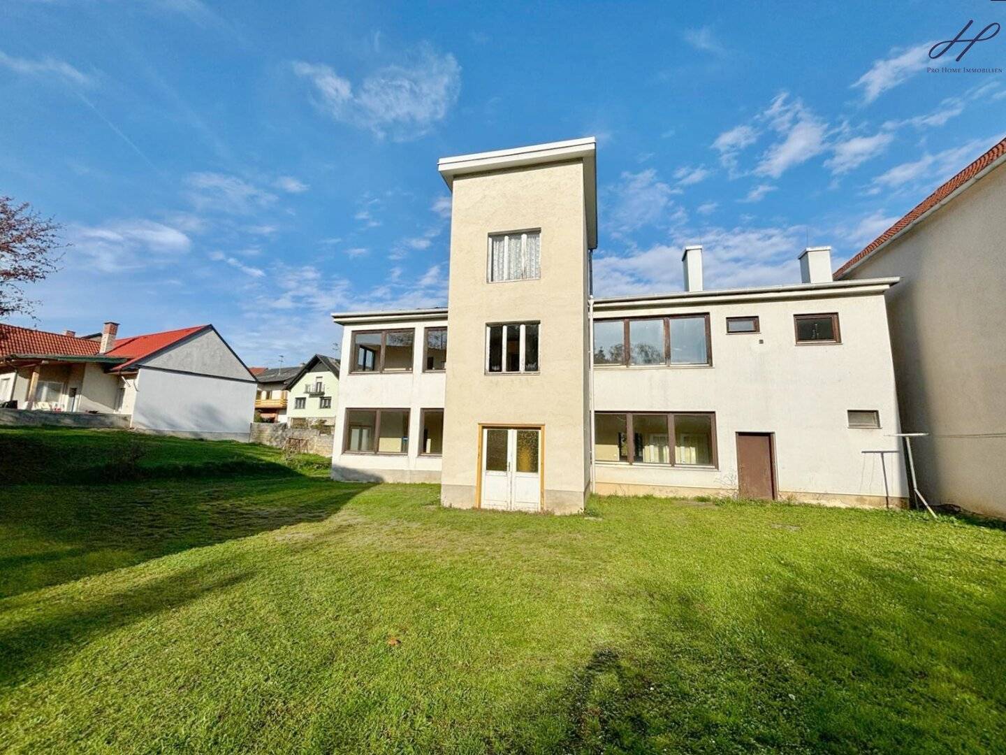 Geräumiges Einfamilienhaus mit Scheune und Keller auf großem Grundstück