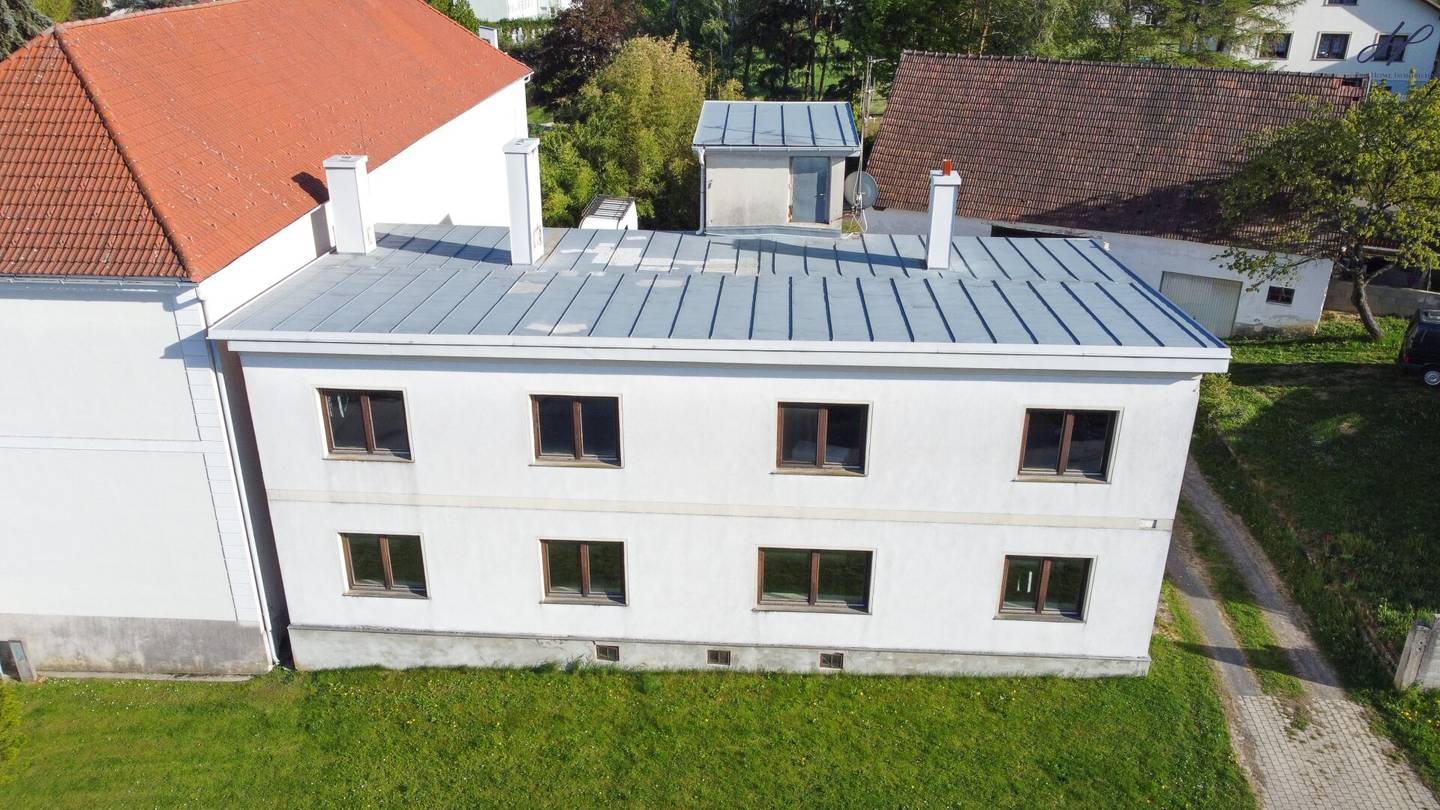 Geräumiges Einfamilienhaus mit Scheune und Keller auf großem Grundstück