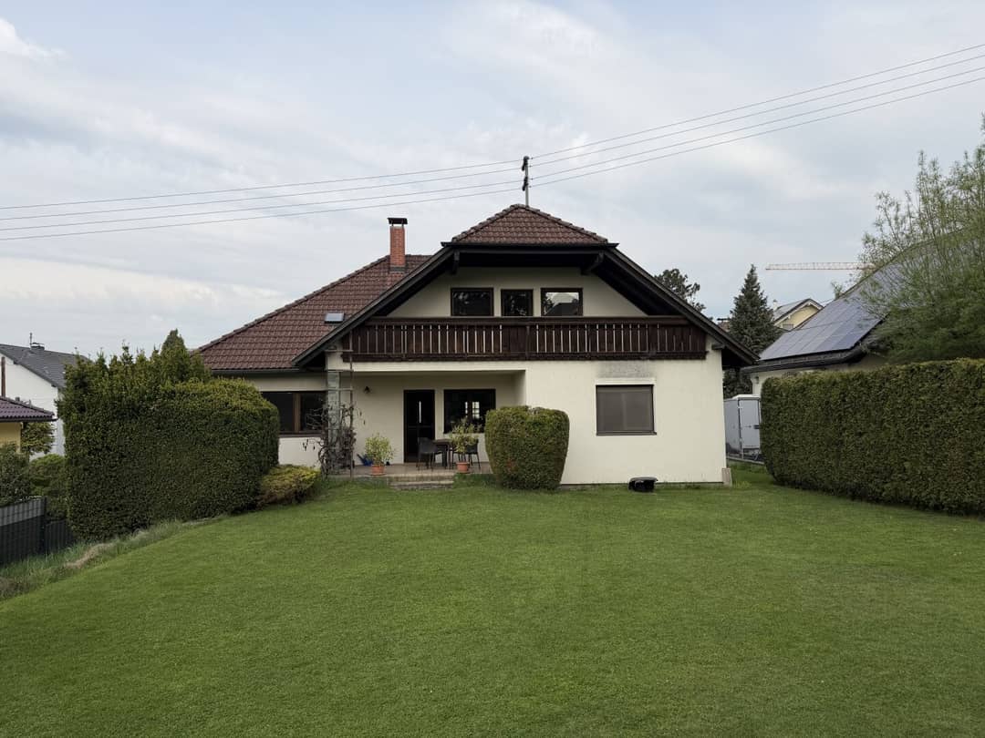 Großes Einfamilienhaus mit Keller, Garage und Garten in sehr zentraler und ruhiger Wohnlage