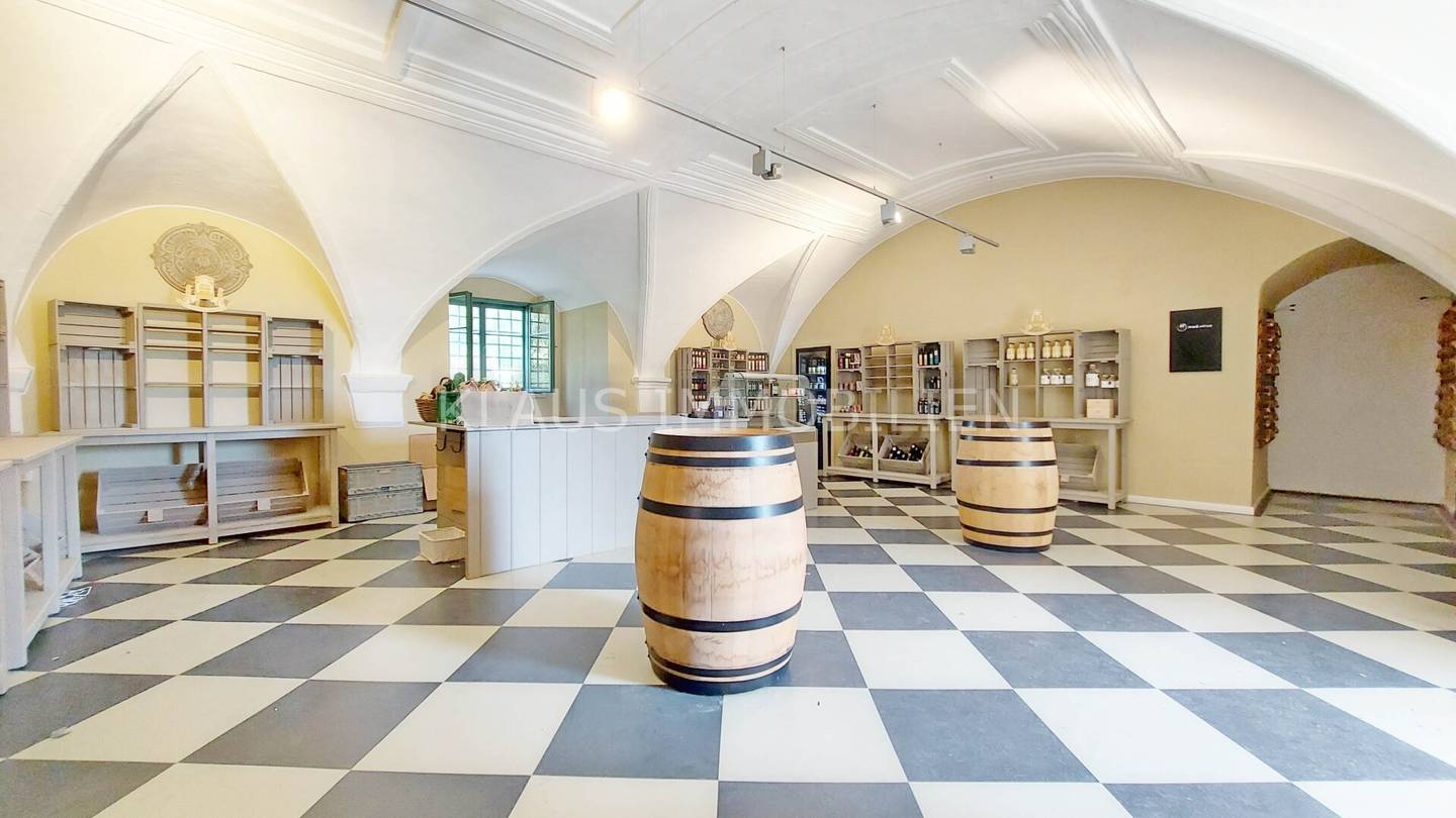 Farm shop in the castle ... with exclusive customer turnout through concerts, exhibitions and events