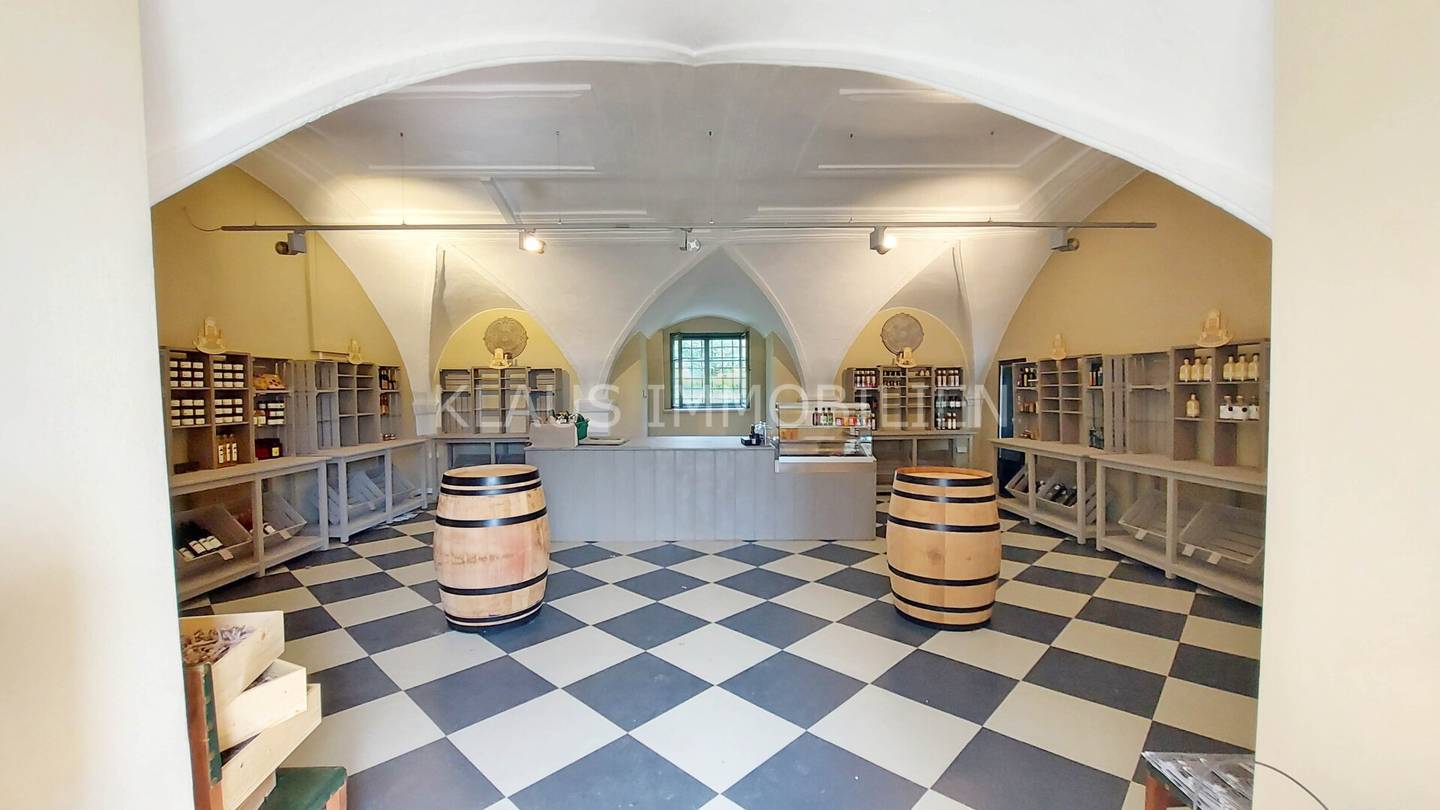 Farm shop in the castle ... with exclusive customer turnout through concerts, exhibitions and events