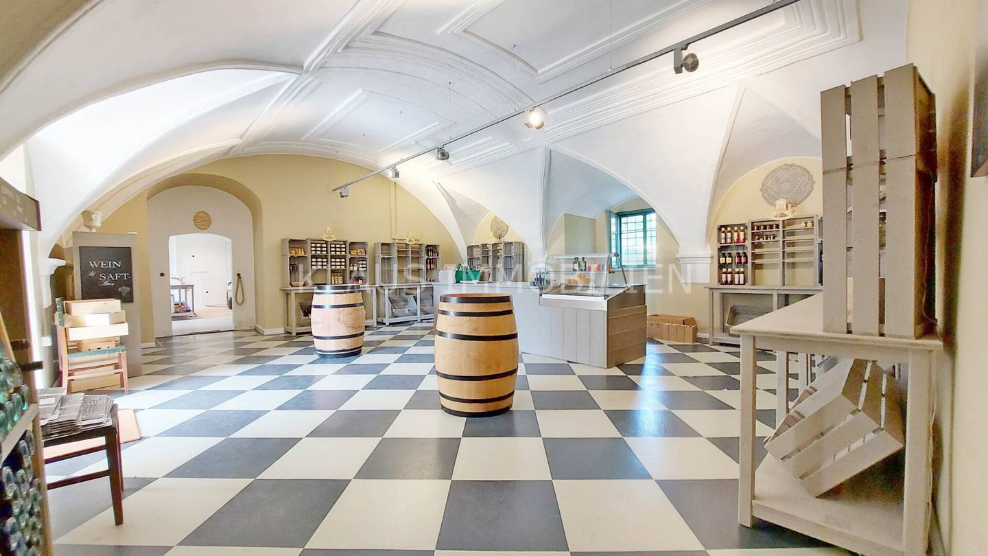 Farm shop in the castle ... with exclusive customer turnout through concerts, exhibitions and events
