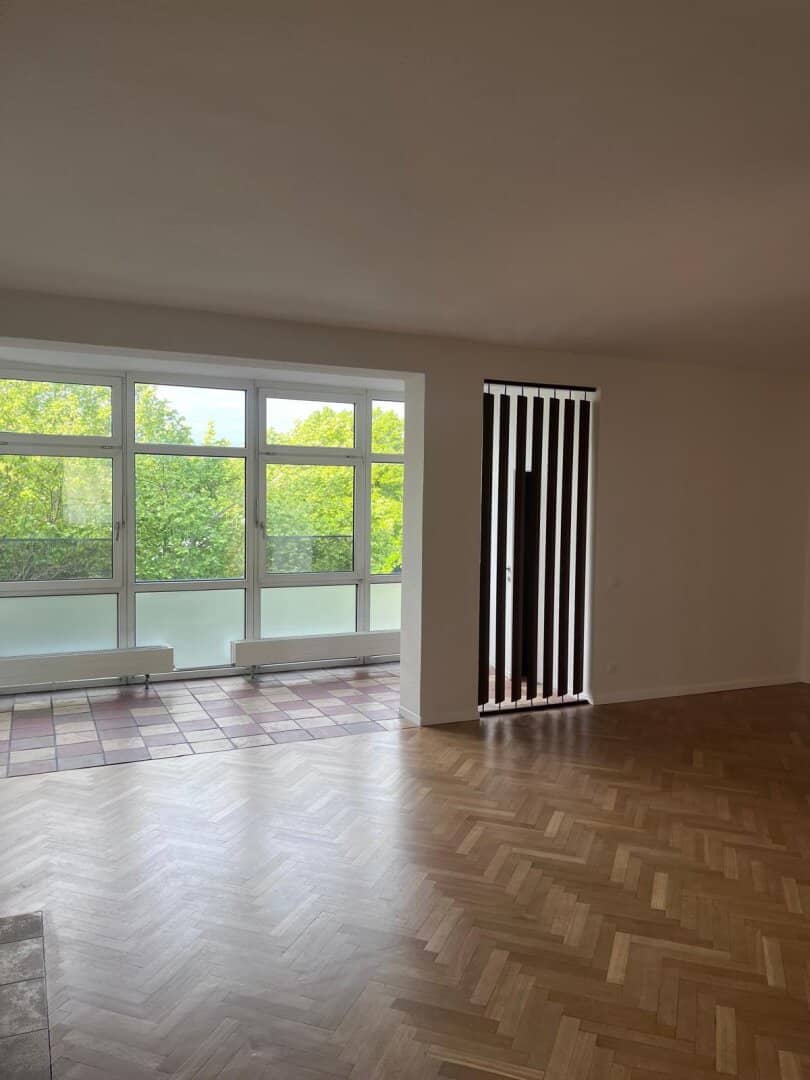 Great old building flair, generously sized and bright, completely renovated apartment with 3 bedrooms in a central location with loggia while