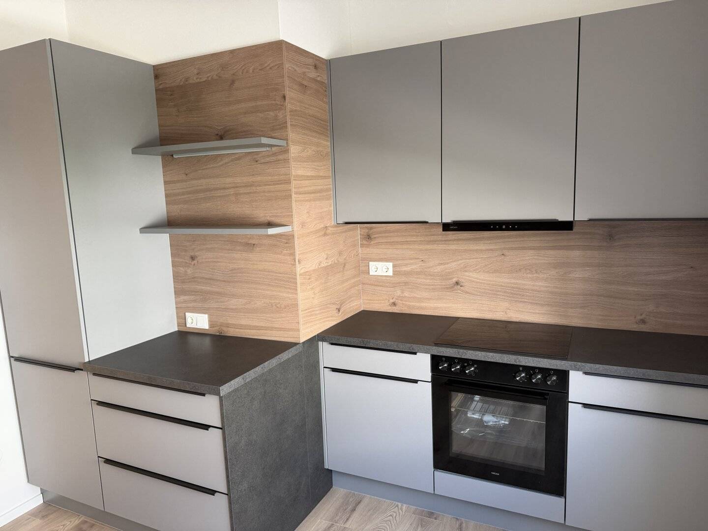 Great old building flair, generously sized and bright, completely renovated apartment with 3 bedrooms in a central location with loggia while