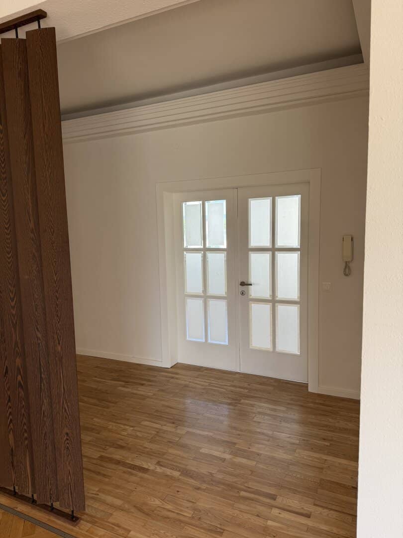 Great old building flair, generously sized and bright, completely renovated apartment with 3 bedrooms in a central location with loggia while