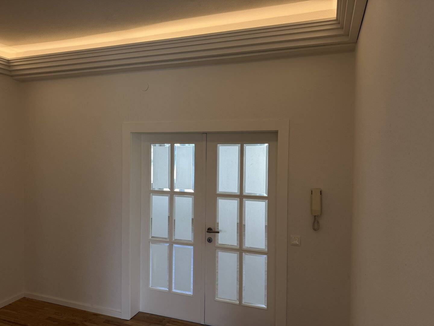 Great old building flair, generously sized and bright, completely renovated apartment with 3 bedrooms in a central location with loggia while