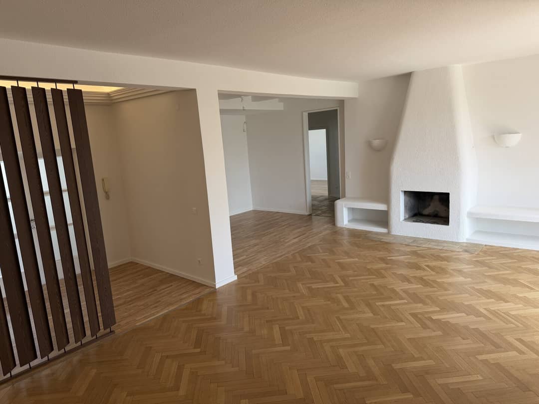 Great old building flair, generously sized and bright, completely renovated apartment with 3 bedrooms in a central location with loggia while