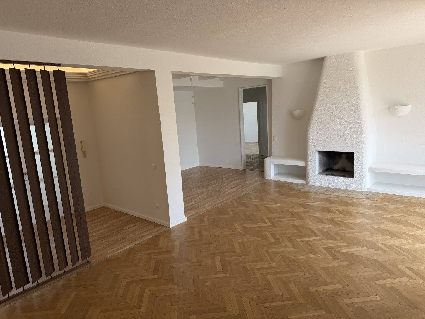 Great old building flair, generously sized and bright, completely renovated apartment with 3 bedrooms in a central location with loggia while