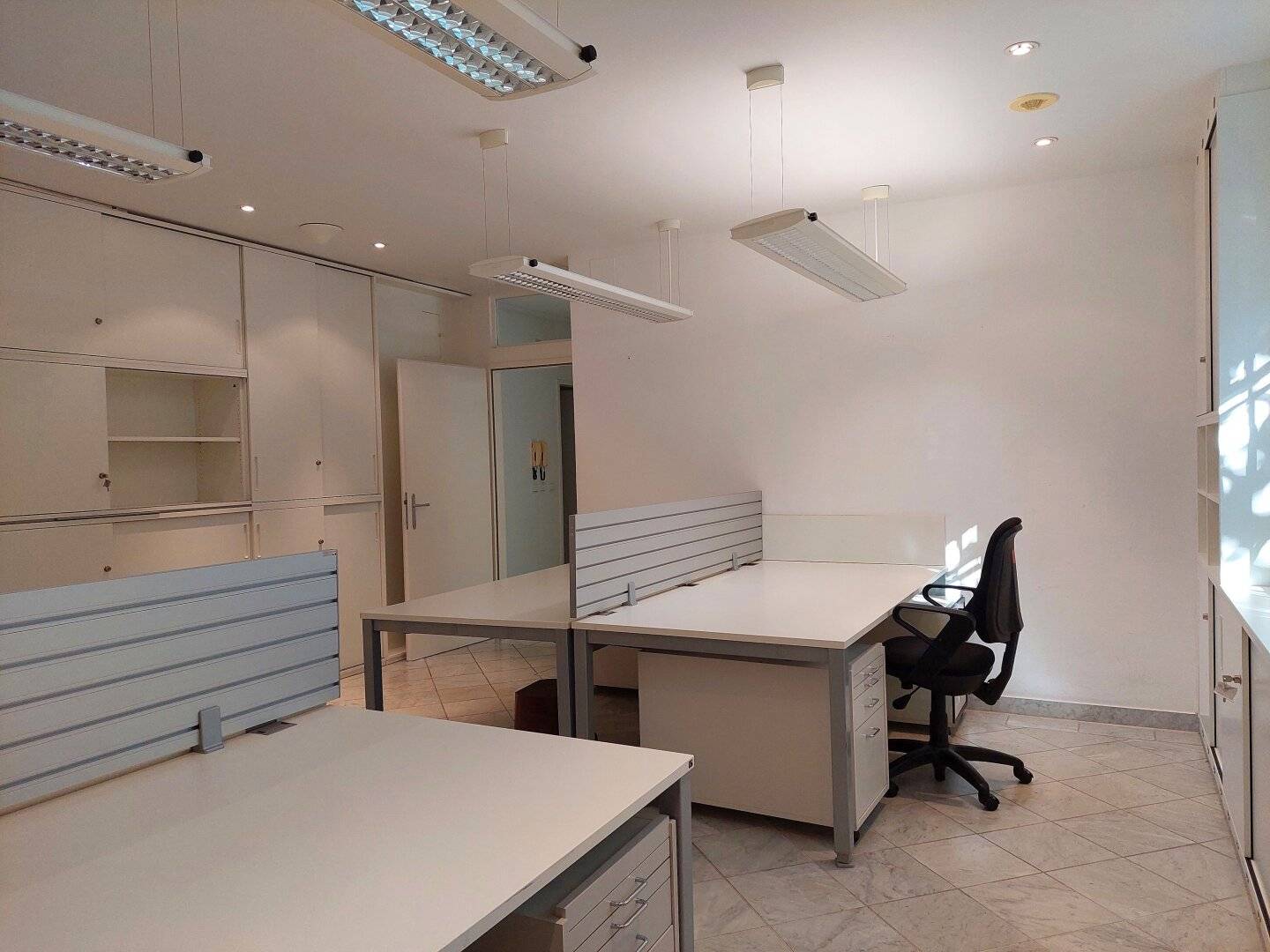 Representative, central and partly furnished - office subletting in an elegant style townhouse in ALT-Hietzing