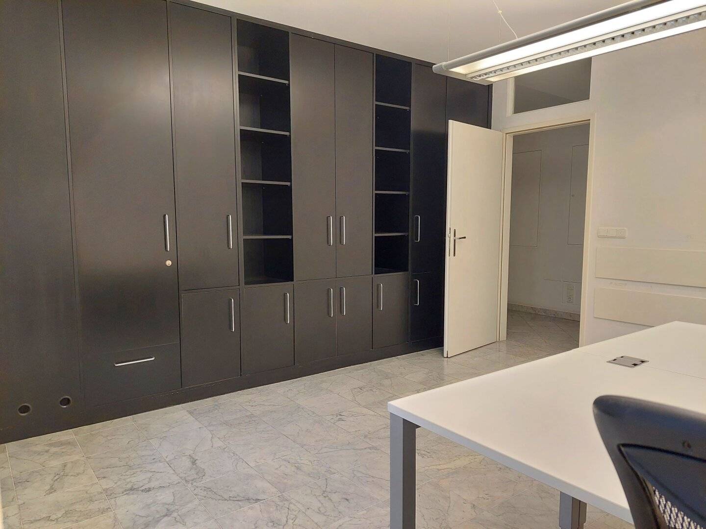 Representative, central and partly furnished - office subletting in an elegant style townhouse in ALT-Hietzing