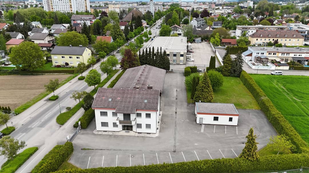 Halle mit Büro und Nebengebäude, große Wohnung -großzügige befestigte Außenflächen- Untervermietung erlaubt