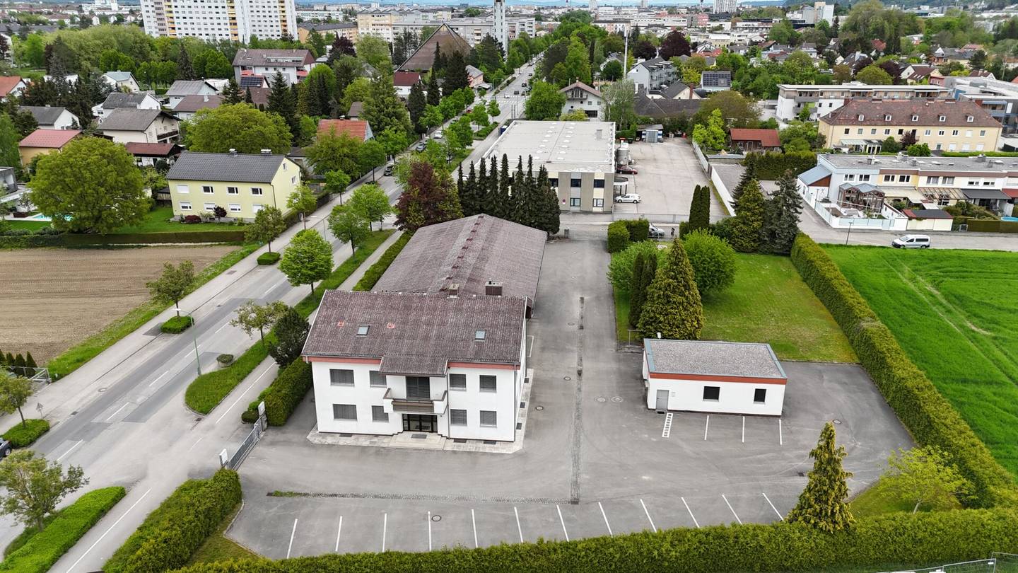 Halle mit Büro und Nebengebäude, große Wohnung -großzügige befestigte Außenflächen- Untervermietung erlaubt
