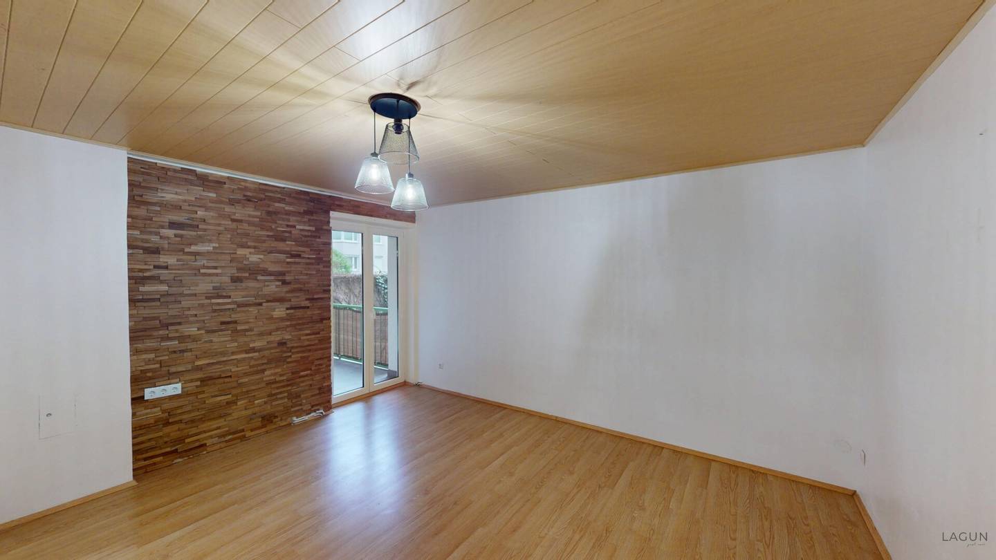 Two room apartment with generous loggia in a good location in Hernals