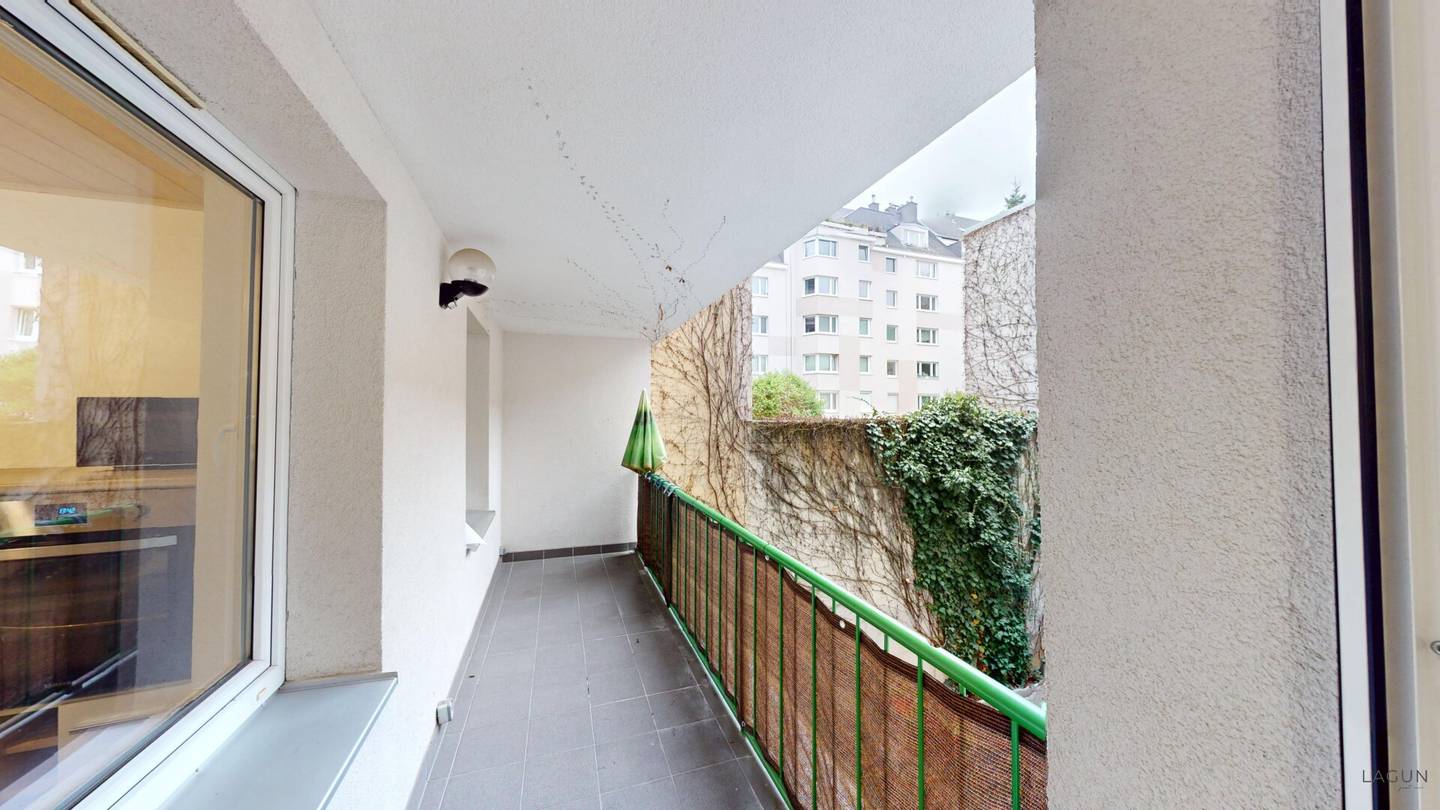 Two room apartment with generous loggia in a good location in Hernals
