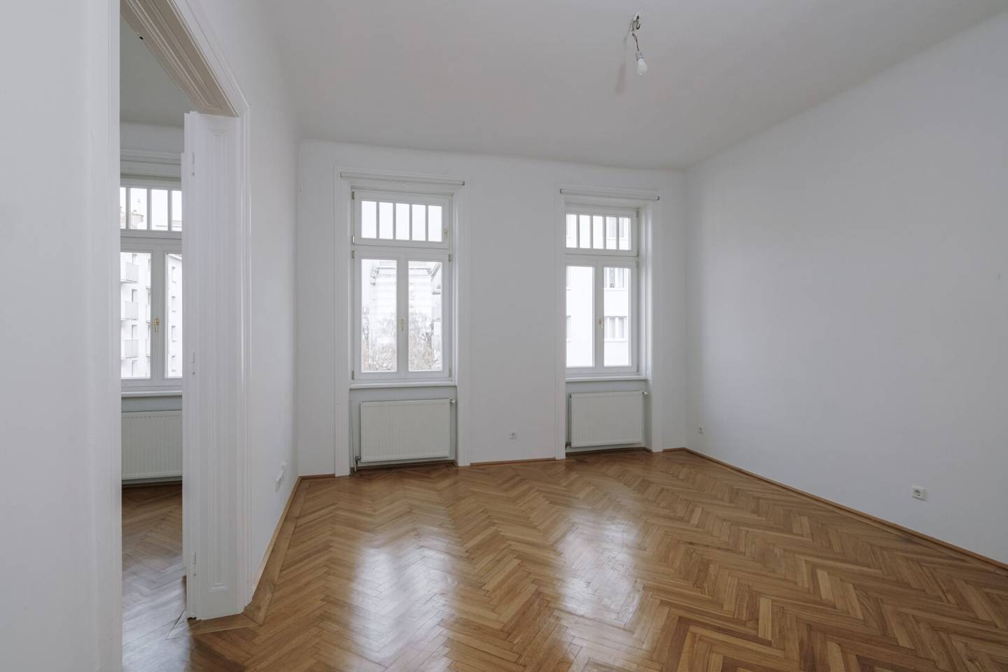 Very bright and well-kept two room old-building apartment in central Döbling