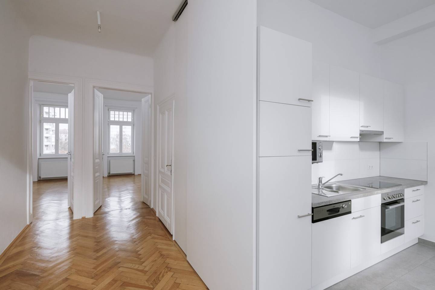 Very bright and well-kept two room old-building apartment in central Döbling