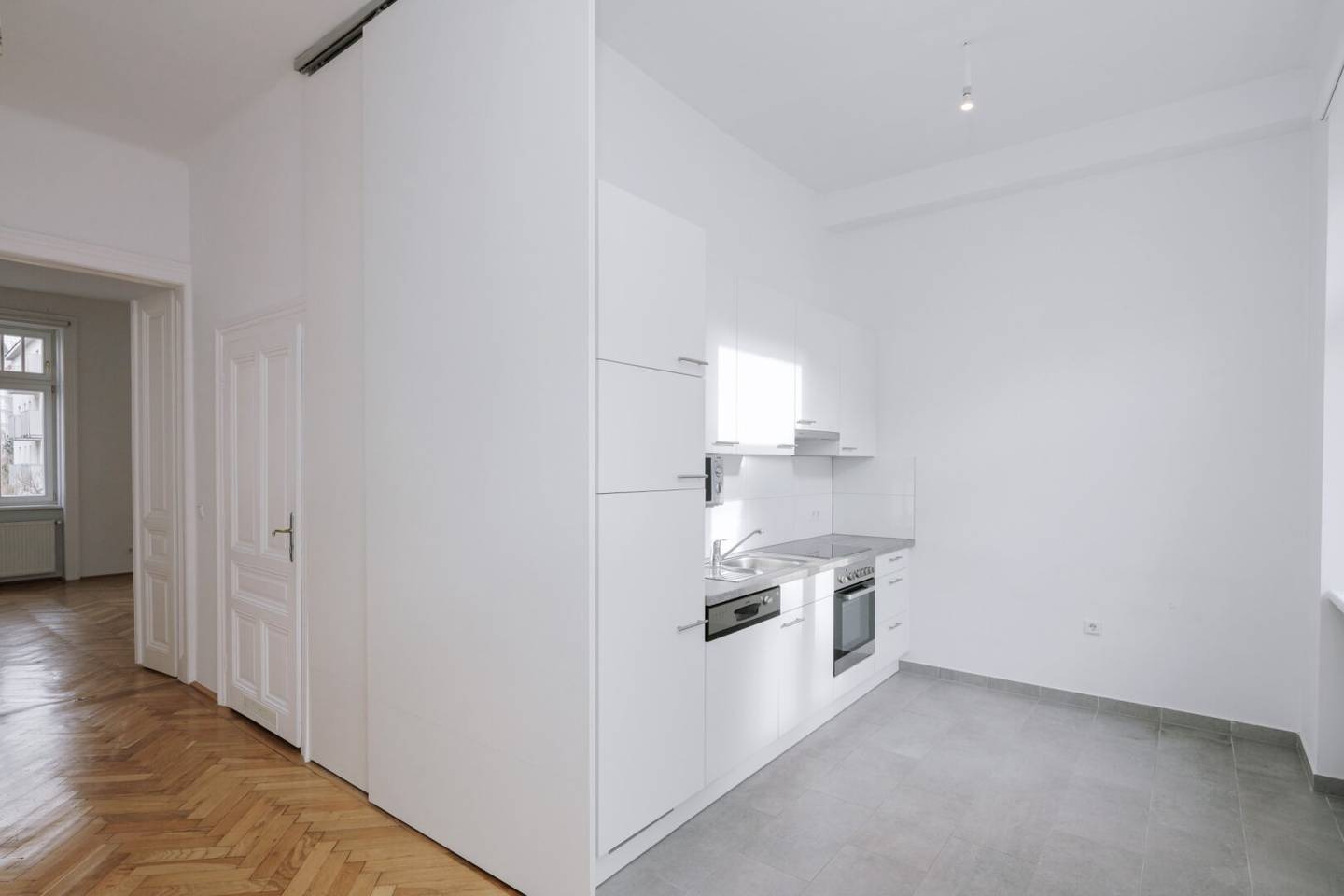 Very bright and well-kept two room old-building apartment in central Döbling