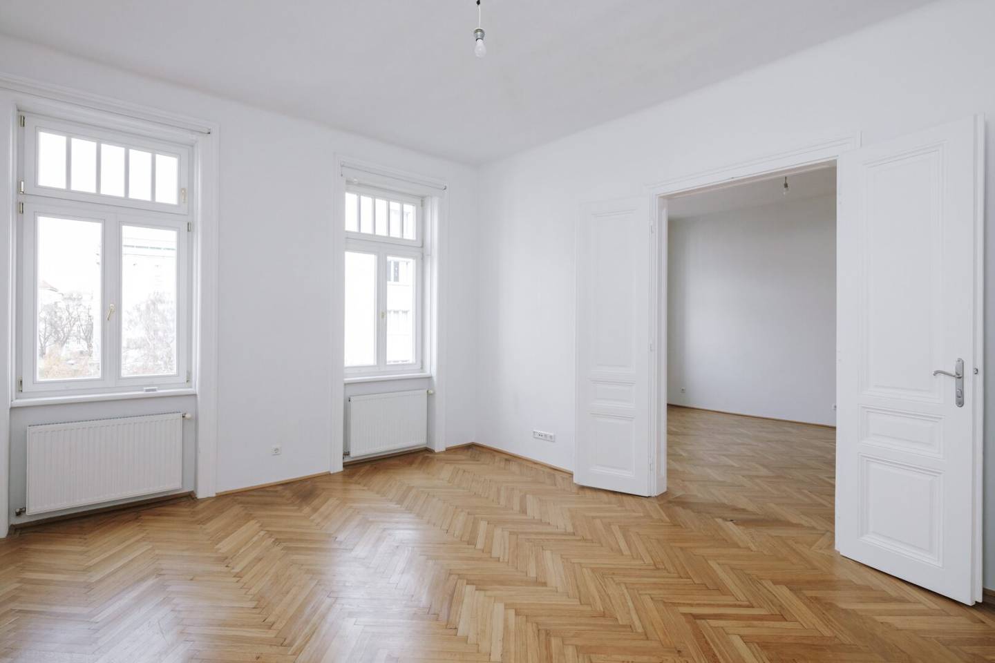 Very bright and well-kept two room old-building apartment in central Döbling