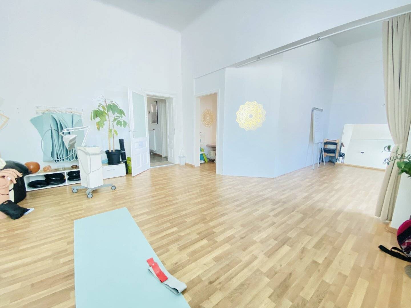 Representative ground floor office with flexible room concept