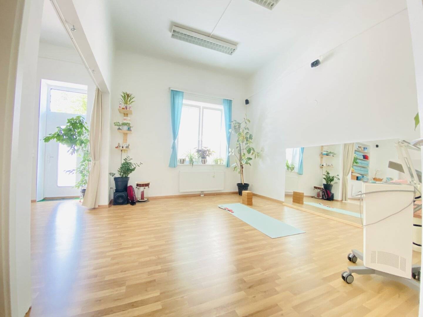 Representative ground floor office with flexible room concept