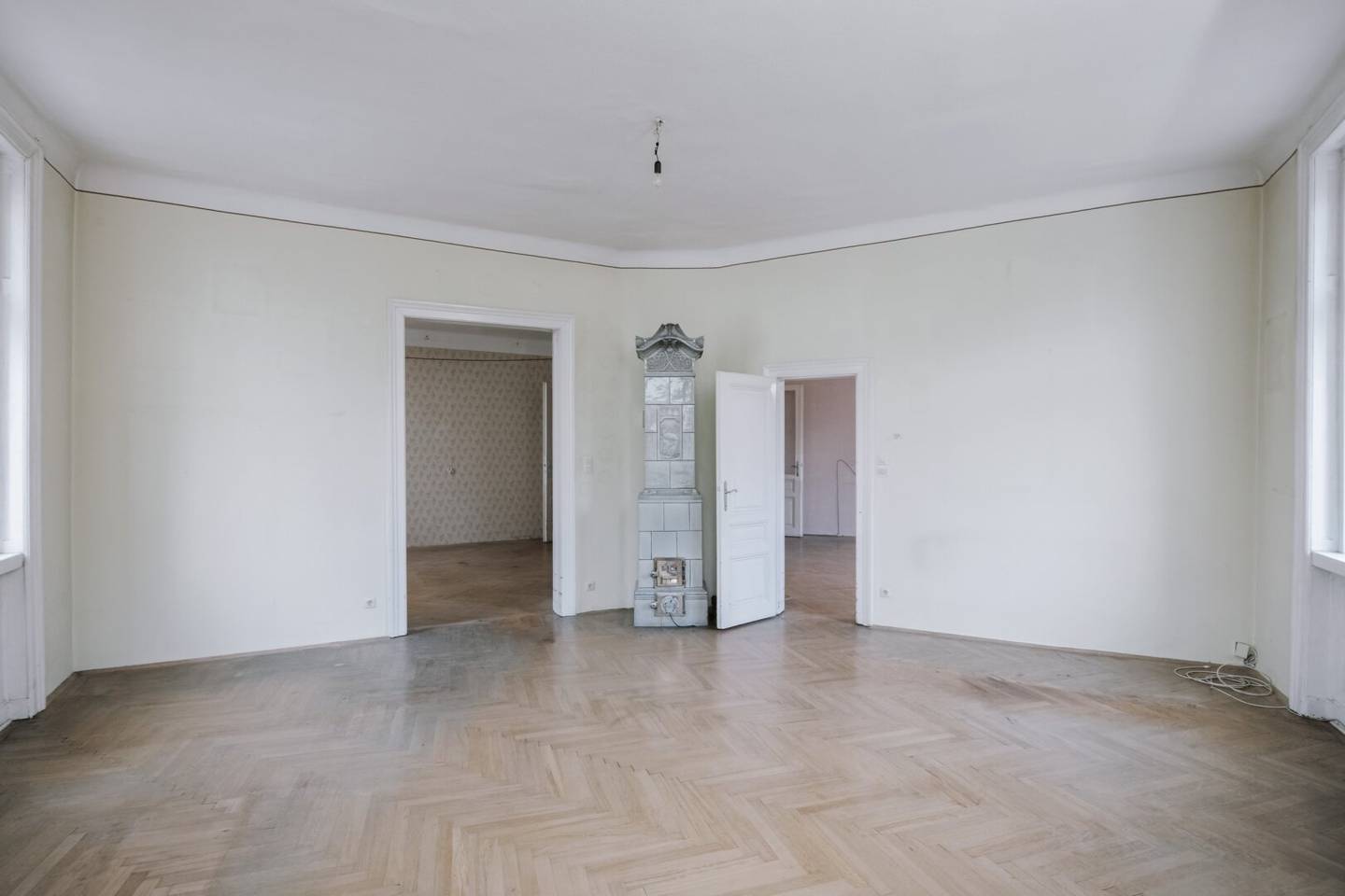 Sanierungsbedürftiges 4 Zimmer Altbau-Juwel in sehr guter zenraler Lage von Döbling!