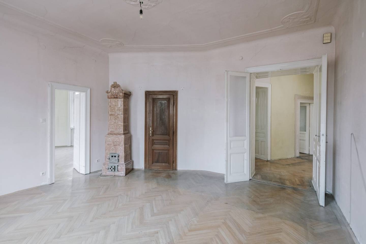 Sanierungsbedürftiges 4 Zimmer Altbau-Juwel in sehr guter zenraler Lage von Döbling!