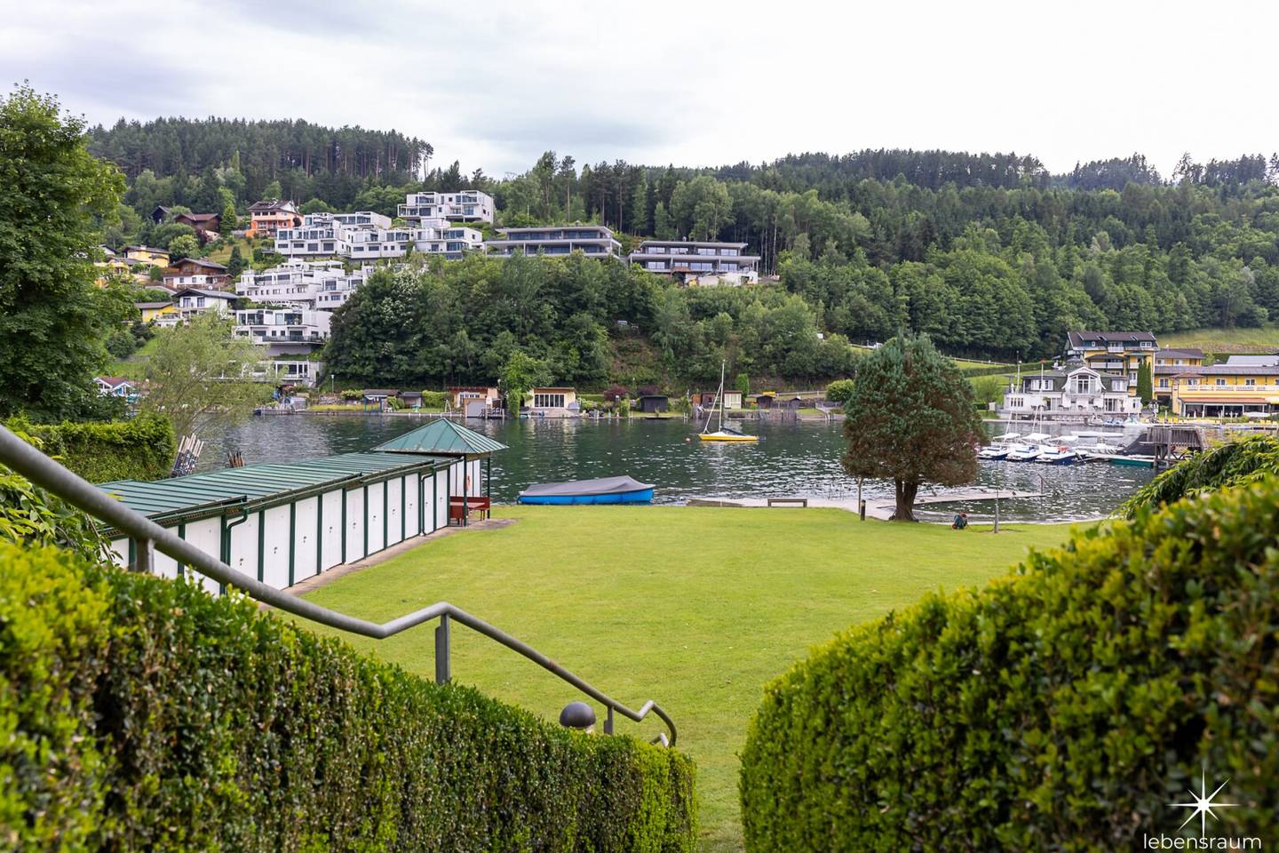 Living like a world champion. Rent. Dreamlike maisonette apartment directly on the Millstätter See. Private beach.