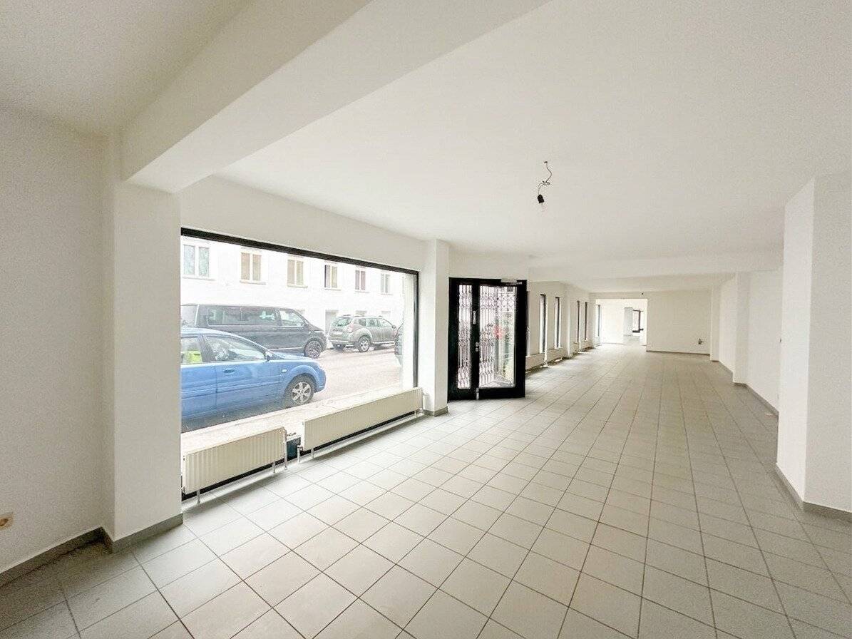 Kosmetikstudio, Bettenstudio, Schauraum, Geschäftslokal .... - Große Schaufenster und 3 Eingänge. UNBEFRISTET.