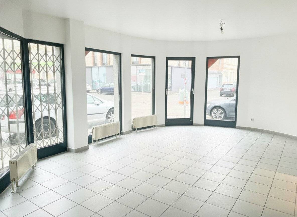 Kosmetikstudio, Bettenstudio, Schauraum, Geschäftslokal .... - Große Schaufenster und 3 Eingänge. UNBEFRISTET.