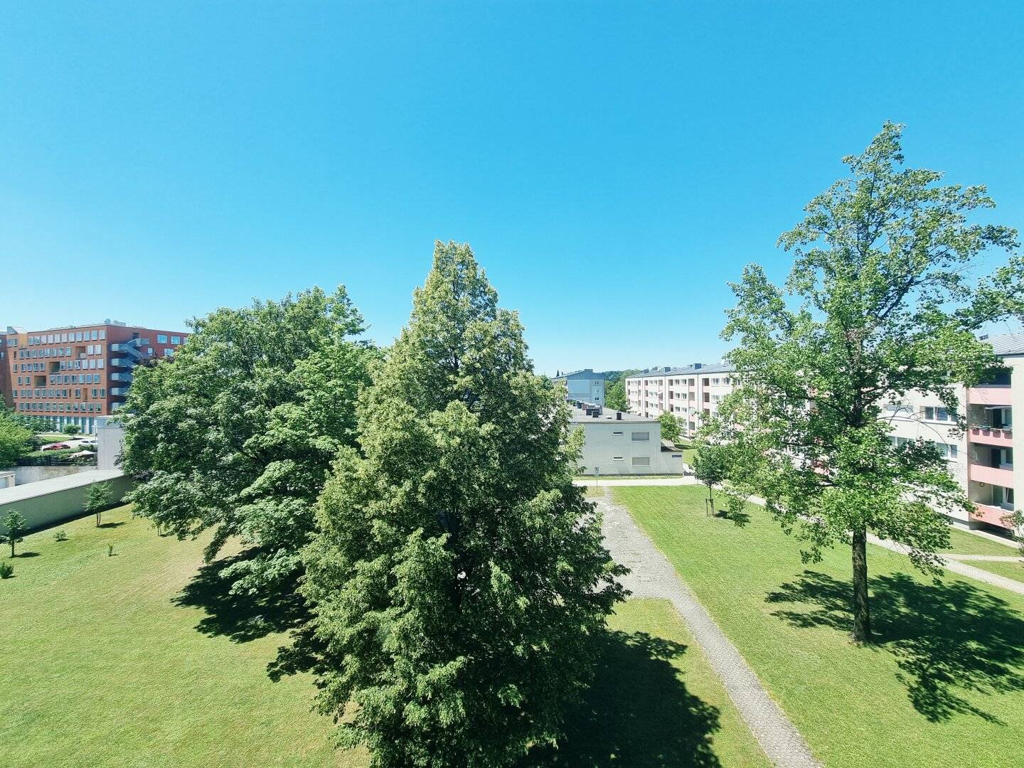 105 m² living comfort: 3 rooms + generous living hall with loggia &amp; parking