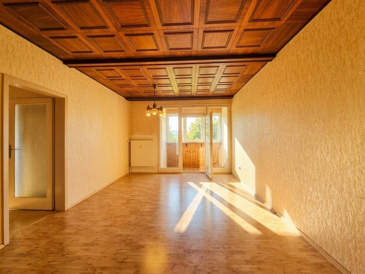 105 m² living comfort: 3 rooms + generous living hall with loggia &amp; parking