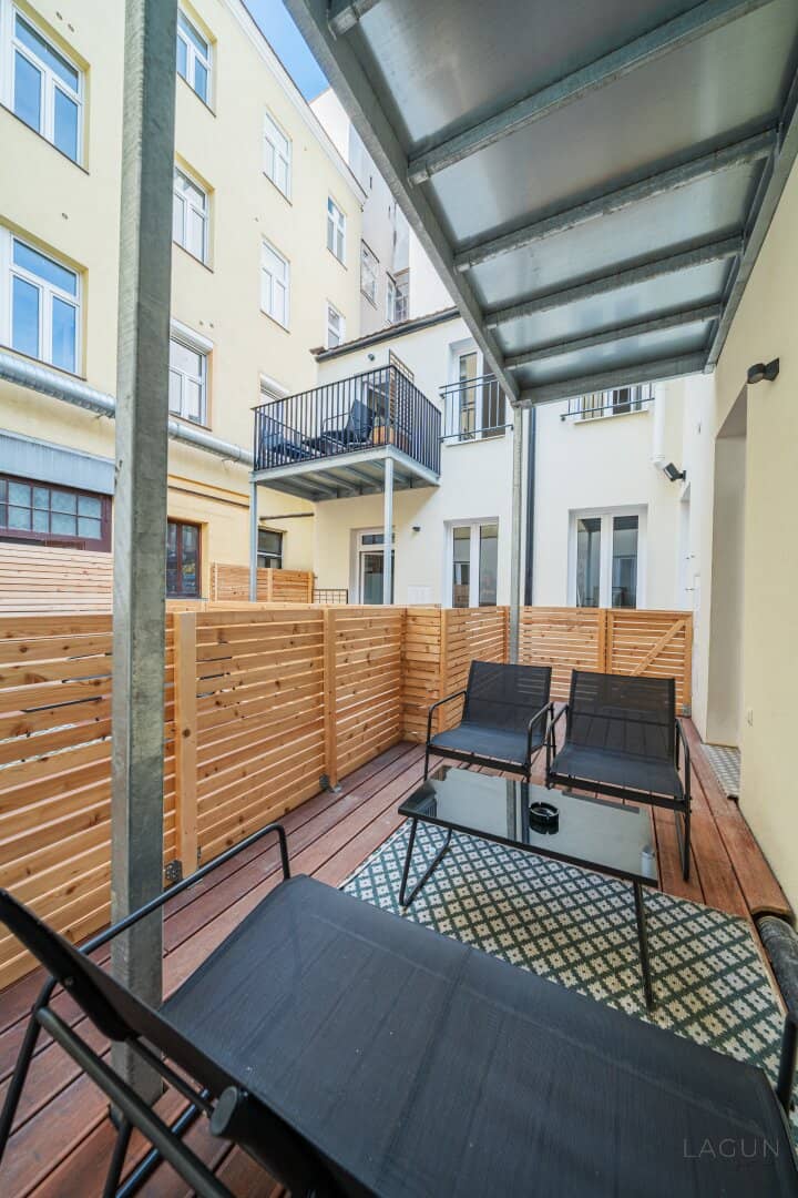 Courtyard building consisting of 3 apartments and 2 storage rooms and 30 m² garden