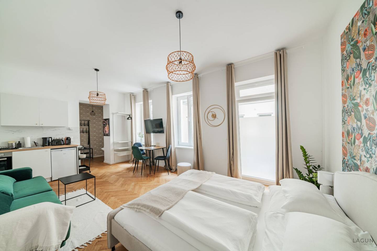 Courtyard building consisting of 3 apartments and 2 storage rooms and 30 m² garden