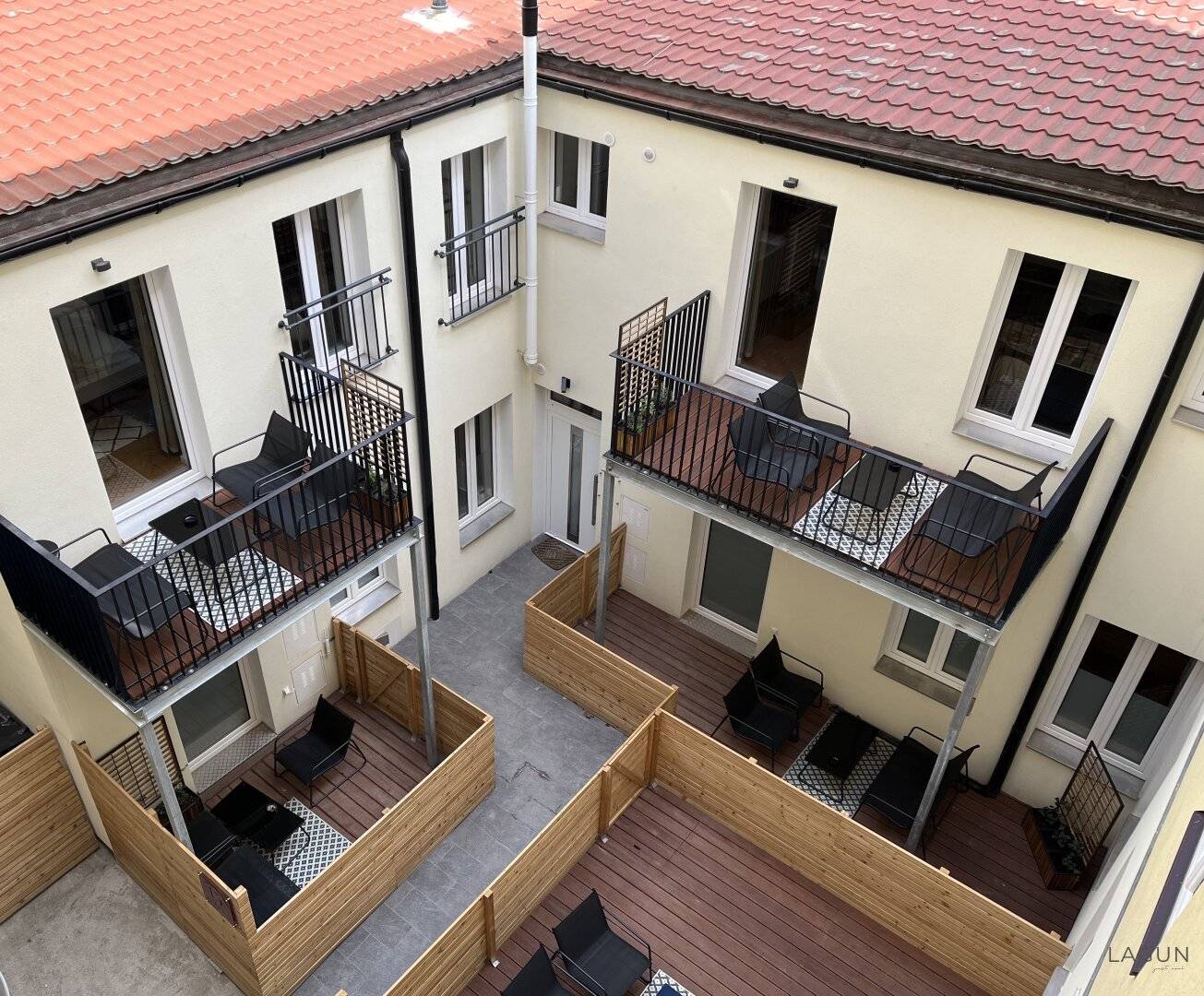 Courtyard building consisting of 3 apartments and 2 storage rooms and 30 m² garden