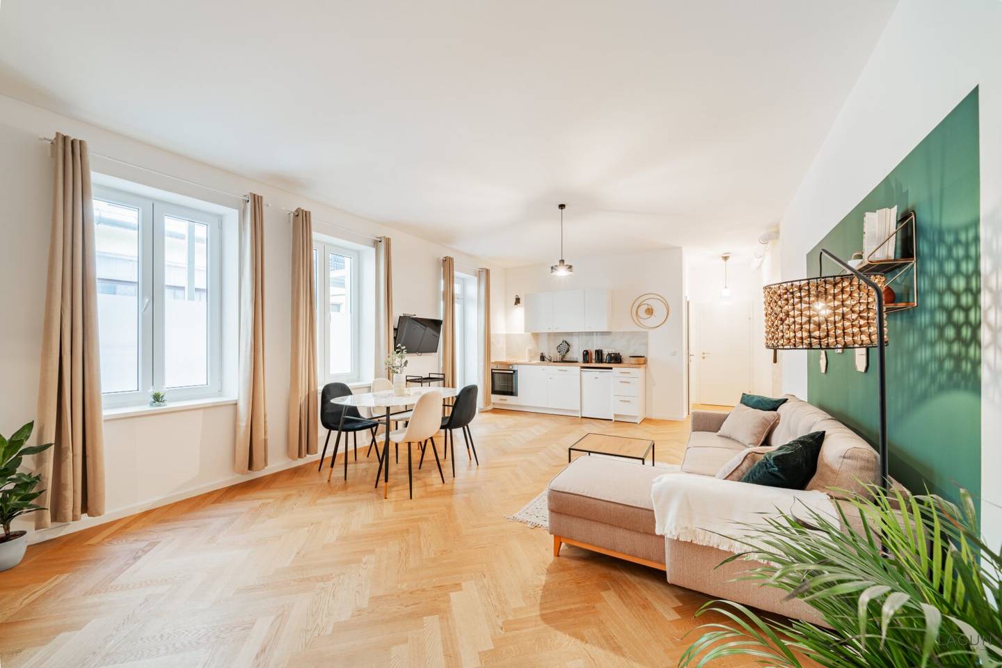 Courtyard building consisting of 3 apartments and 2 storage rooms and 30 m² garden