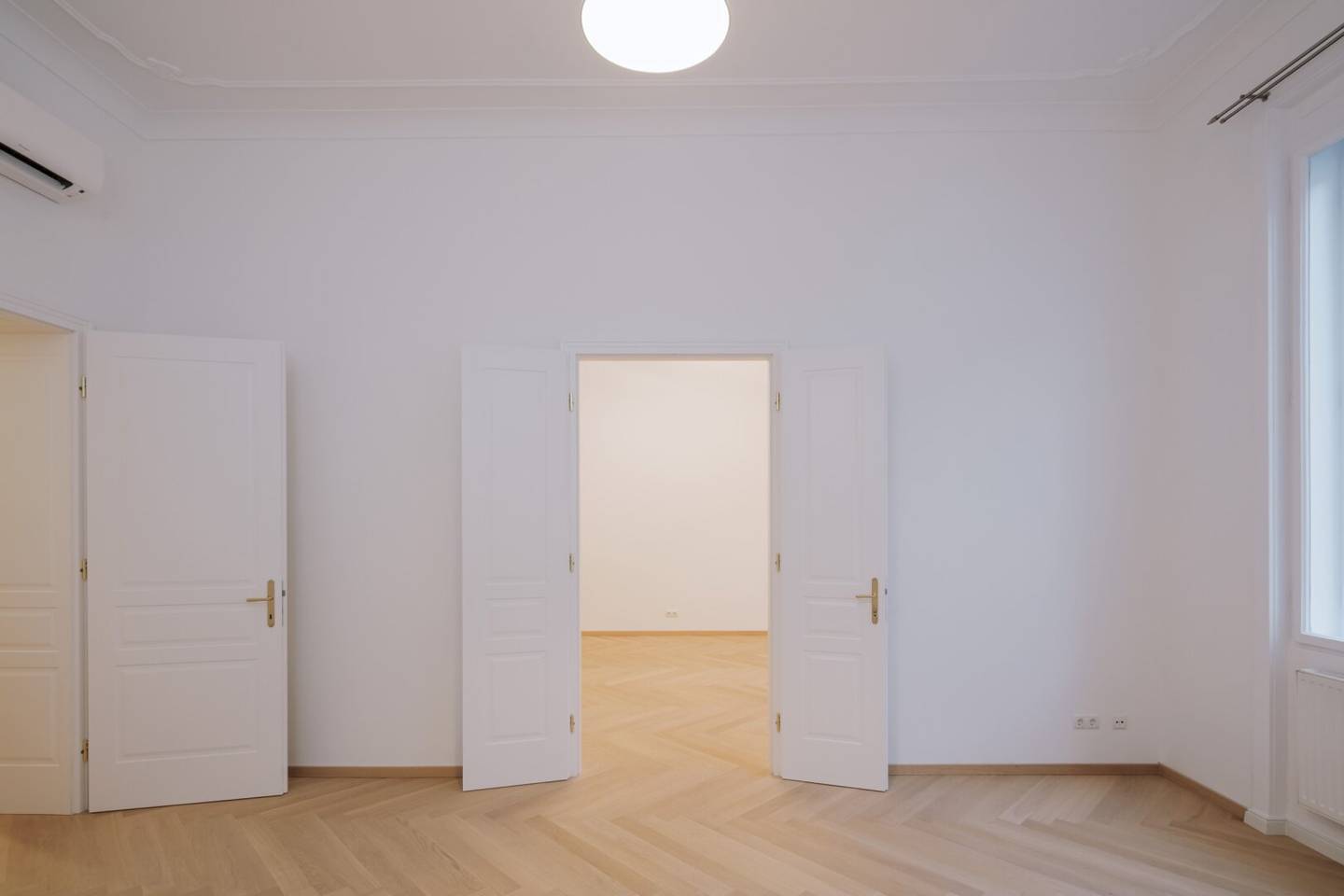 Stilvolle neu renovierte Altbauwohnung ca.107m² mit Balkon in Toplage 1070 Wien!