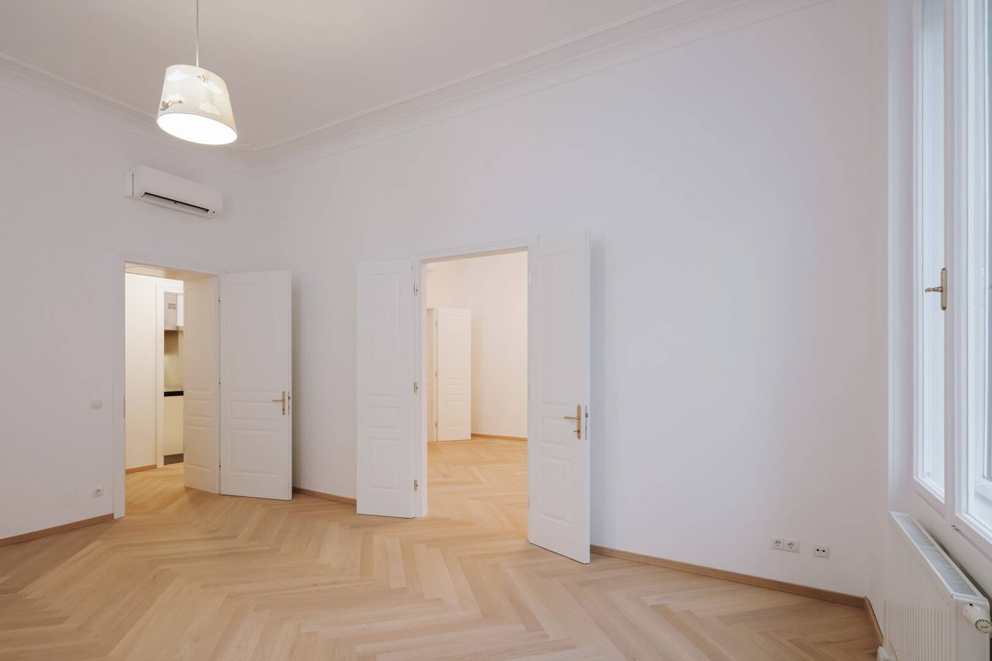 Stilvolle neu renovierte Altbauwohnung ca.107m² mit Balkon in Toplage 1070 Wien!