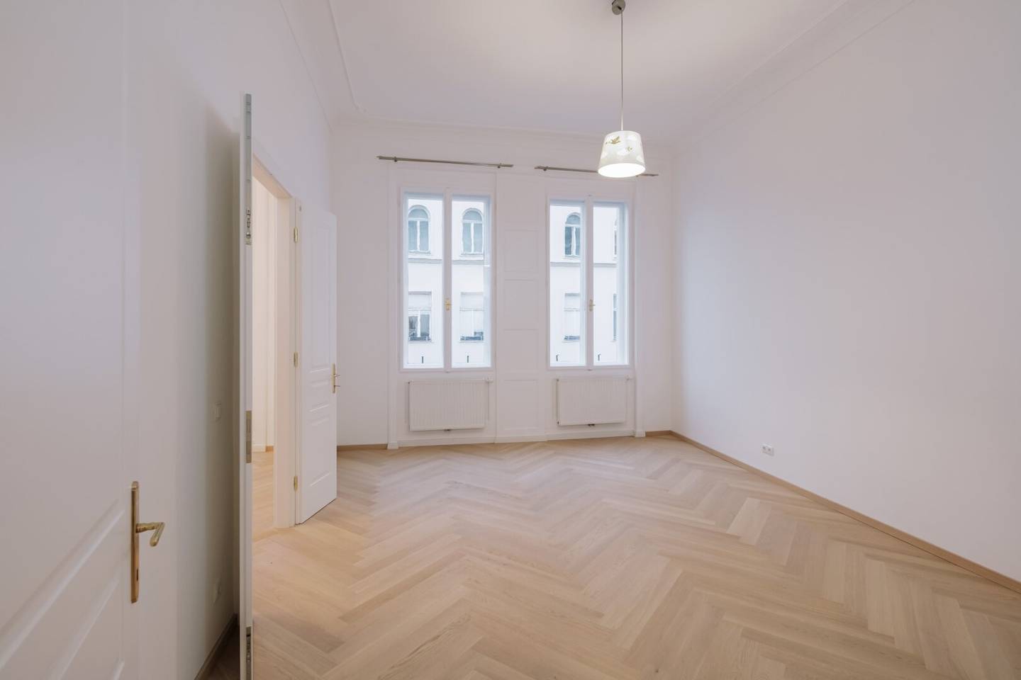 Stilvolle neu renovierte Altbauwohnung ca.107m² mit Balkon in Toplage 1070 Wien!